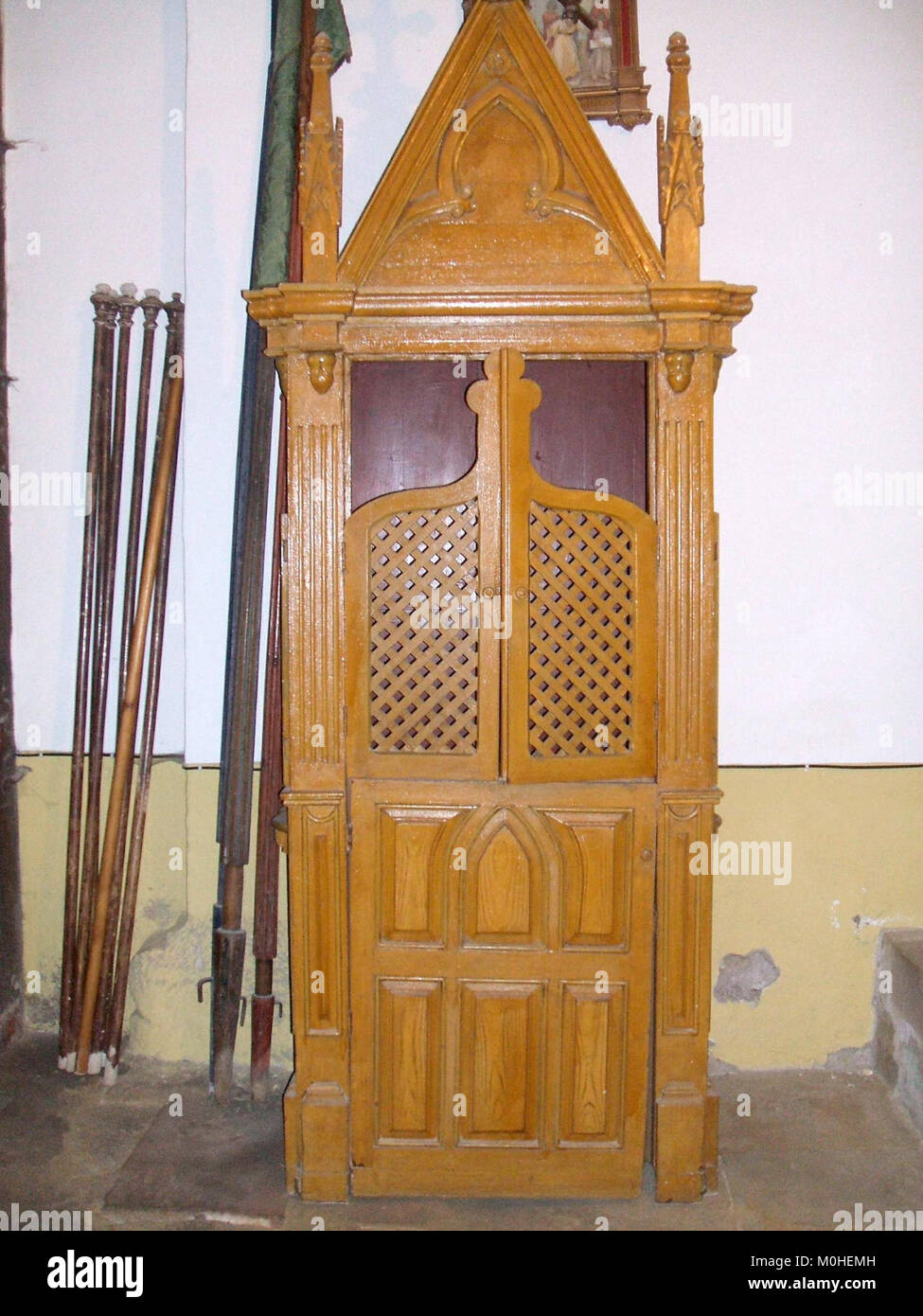 Die Iglesia de Nuestra Señora de la Asunción in Briñas, Spanien, ist eine historische Kirche, die für ihre religiöse Bedeutung und ihren architektonischen Stil aus dem spanischen Mittelalter bekannt ist. Stockfoto