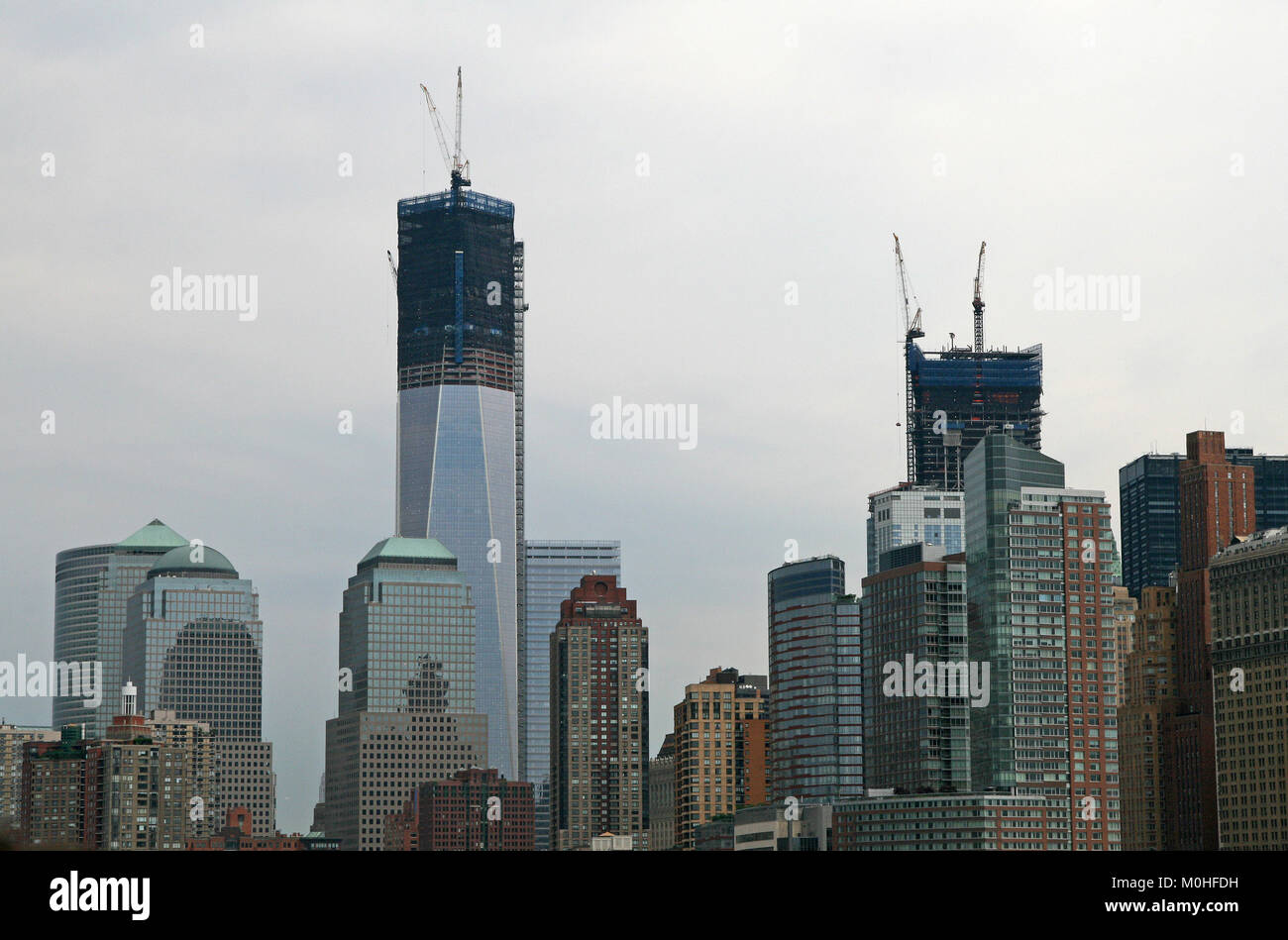 Lower Manhattan mit dem One World Trade Center, gesehen vom Hudson River Ferry, New York City, New York State, USA. Stockfoto