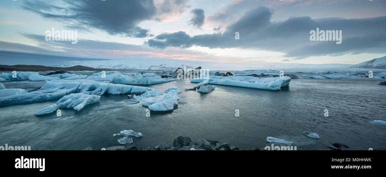 Isländische Landschaft des eisigen Meer Oberfläche Stockfoto
