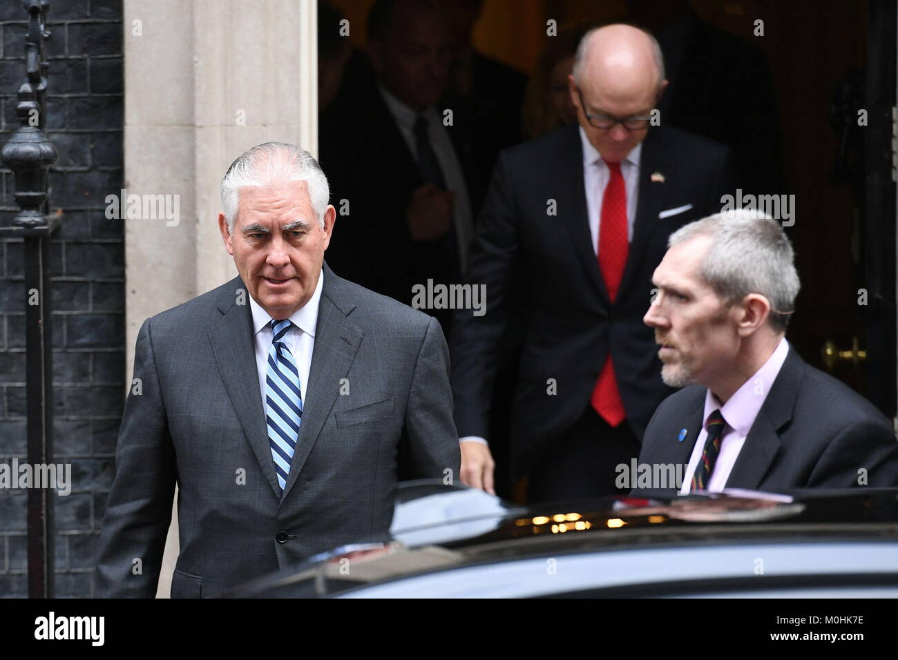US-Außenministerin Rex Tillerson (links) verlässt, 10 Downing Street, London, nach einem Gespräch mit Premierminister Theresa May. Stockfoto