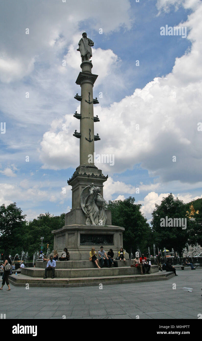 Die volle Länge der Statue von Columbus von Gaetano Russo in der Mitte des Columbus Circle, Columbus Circle, zwischen Broadway und Central Park West, Manh Stockfoto