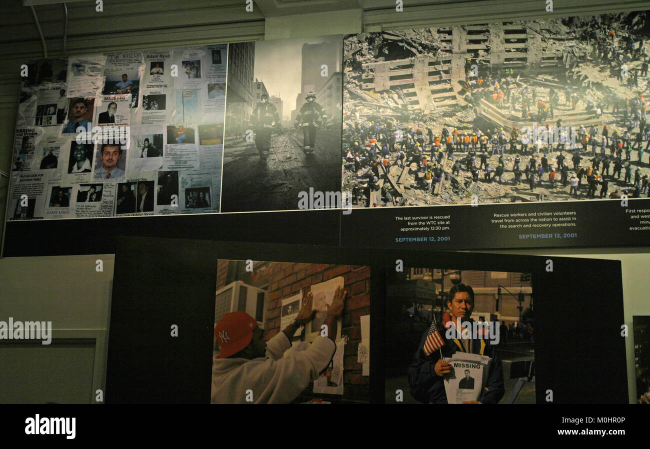 Wand mit Fotos und Einzelheiten der vermissten Personen vom 11. September 2001 Angriffe, nationalen September 11 Memorial and Museum, Juli 2012, untere Manhat Stockfoto