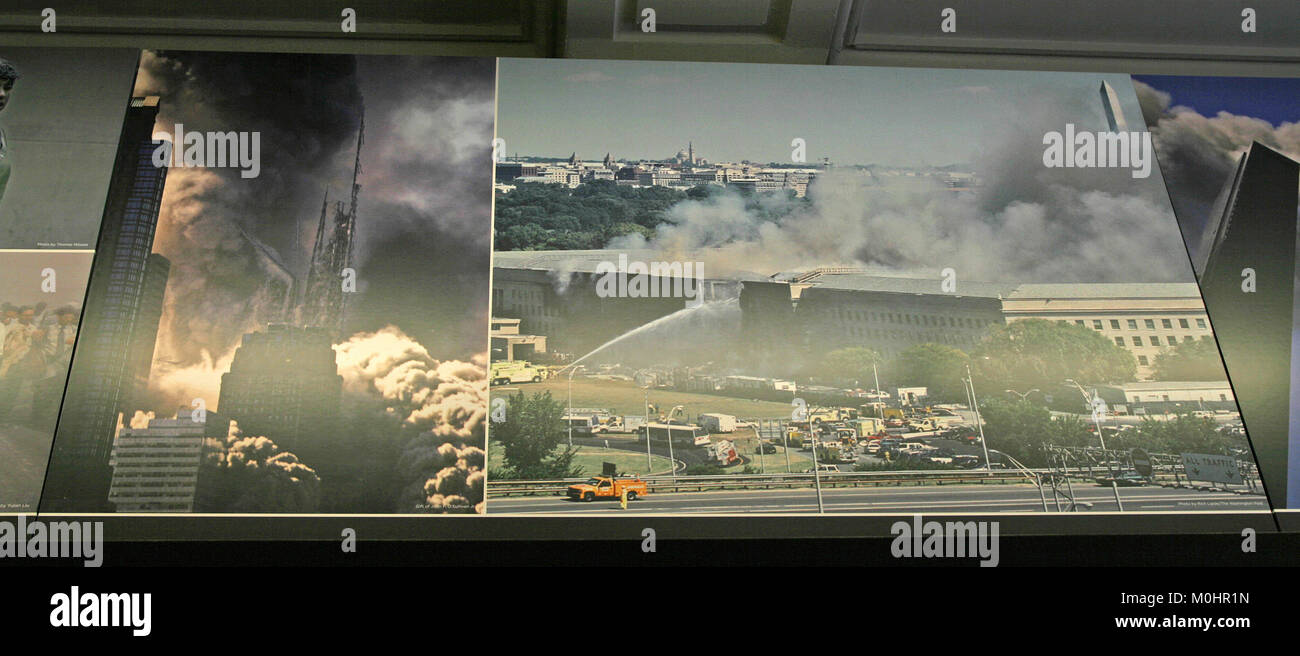 Wand mit gerahmten Bildern der Twin Towers während der Angriffe vom 11. September 2001, nationale September 11 Memorial and Museum, Juli 2012, Lower Manhattan. Stockfoto