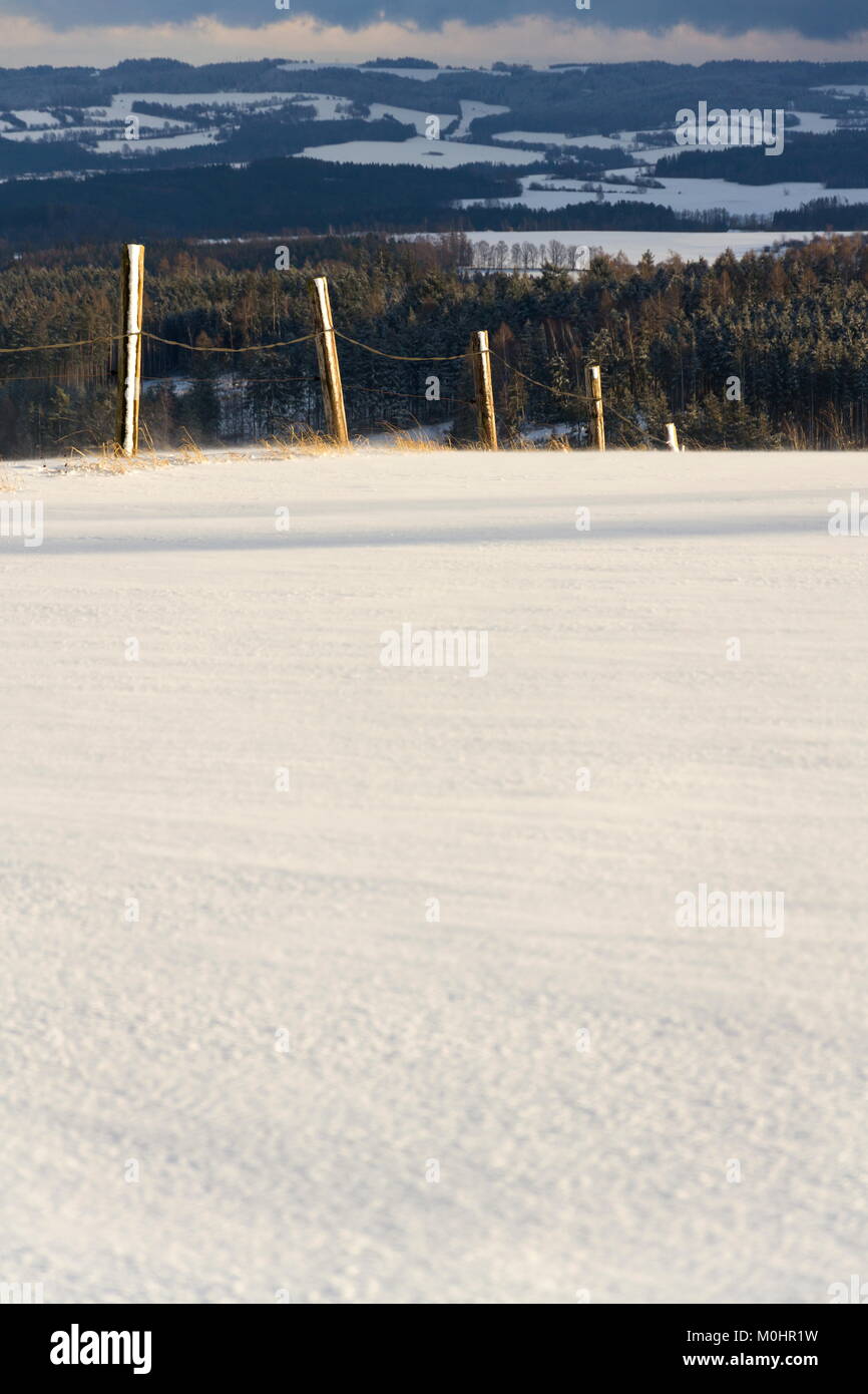 Zaunpfosten in schneereichen Winter Land sonnigen Tag, Wettervorhersage Konzept Stockfoto