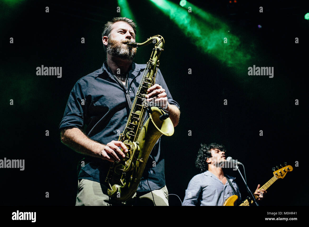 Saxophonist und Musiker Peter Hess von Balkan Beat Box Bild live auf der Bühne bei Farben von Ostrava 2013. Der Tschechischen Republik. Stockfoto