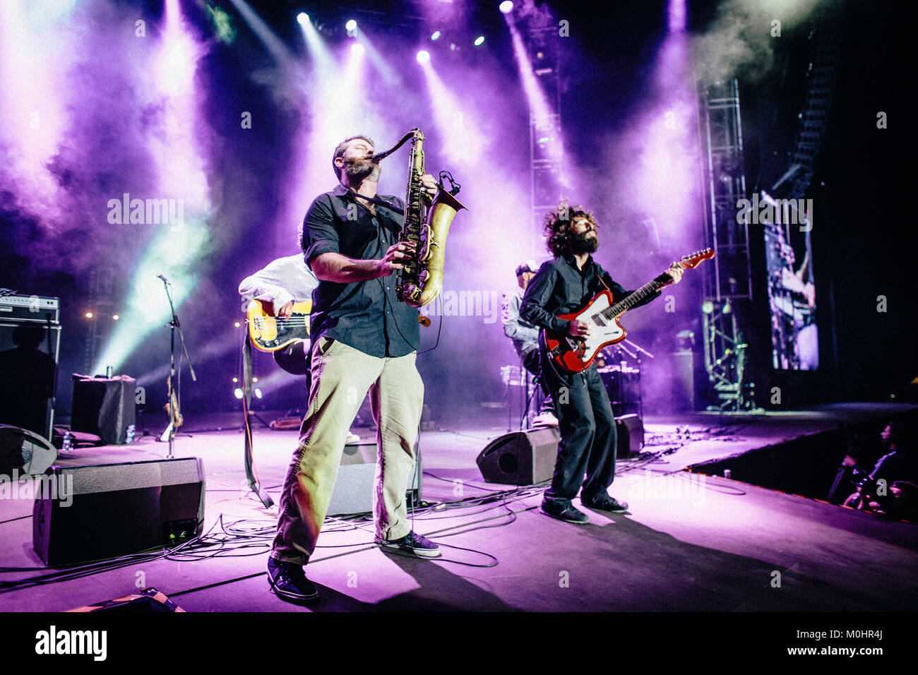 Saxophonist Peter Hess (L) und Bassist Itamar Ziegler von der amerikanisch-israelische Musikgruppe Balkan Beat Box Bild live im Tschechischen festival Farben von Ostrava 2013. Der Tschechischen Republik. Stockfoto