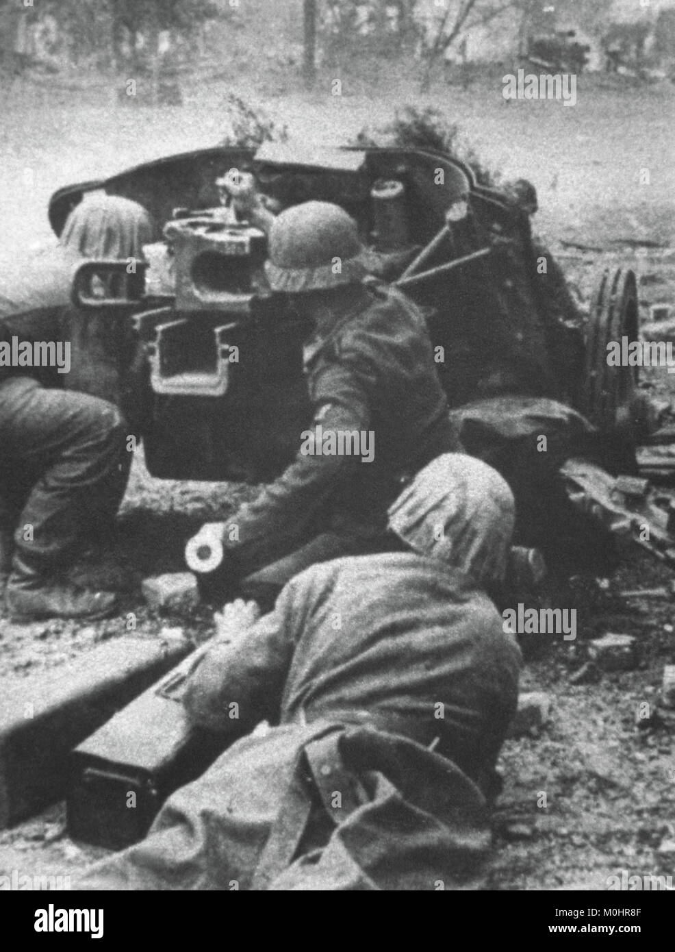 Zweiter Weltkrieg (1939-1945). Udssr. Schlacht von Stalingrad. Gekämpft zwischen der deutschen und der sowjetischen Armee (August 1942 - Februar 1943). Deutsche Soldaten feuern ein Anti-tank Weapon PAK 38. Fotografie. Stockfoto