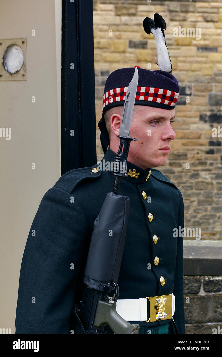 Edinburgh, Schottland - Juni 2nd, 2012 - Soldat der Königlichen Regiment von Schottland in voller Uniform mit seinem Gewehr mit Bajonett Bewachung Stockfoto