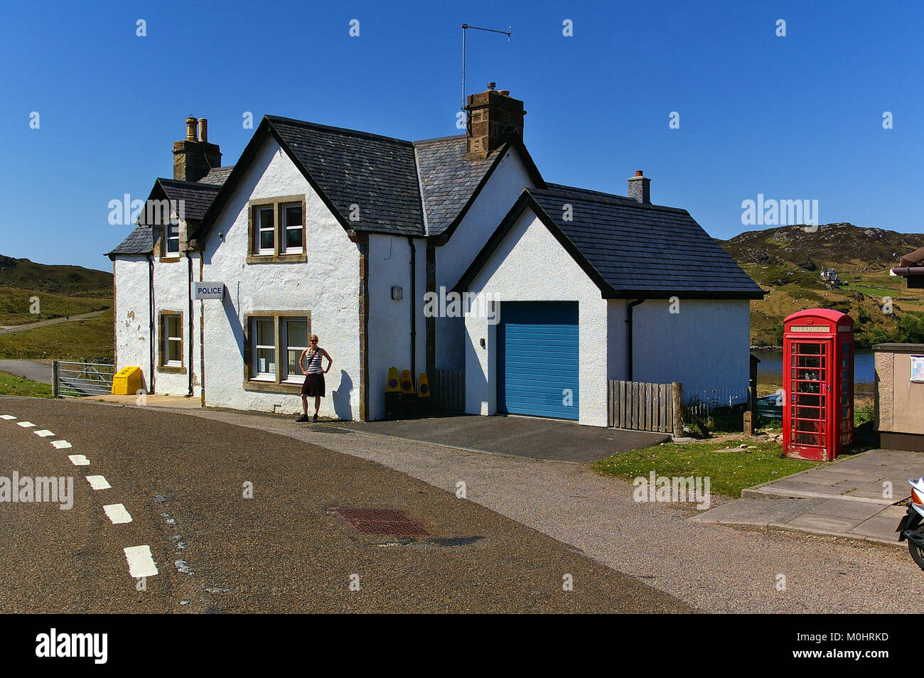 Lairg, Schottland - Mai 27th, 2012 - rhiconich Polizeistation mit roten Telefonzelle Stockfoto