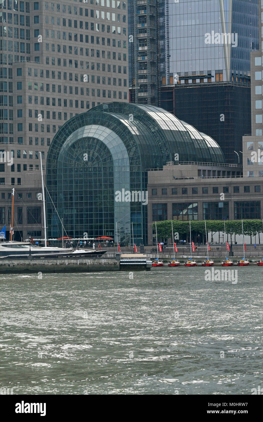 Der Wintergarten Atrium auf Vesey Street in New York City's Brookfield Place Office Complex, Lower Manhattan, vom Hudson River, New York Cit gesehen Stockfoto