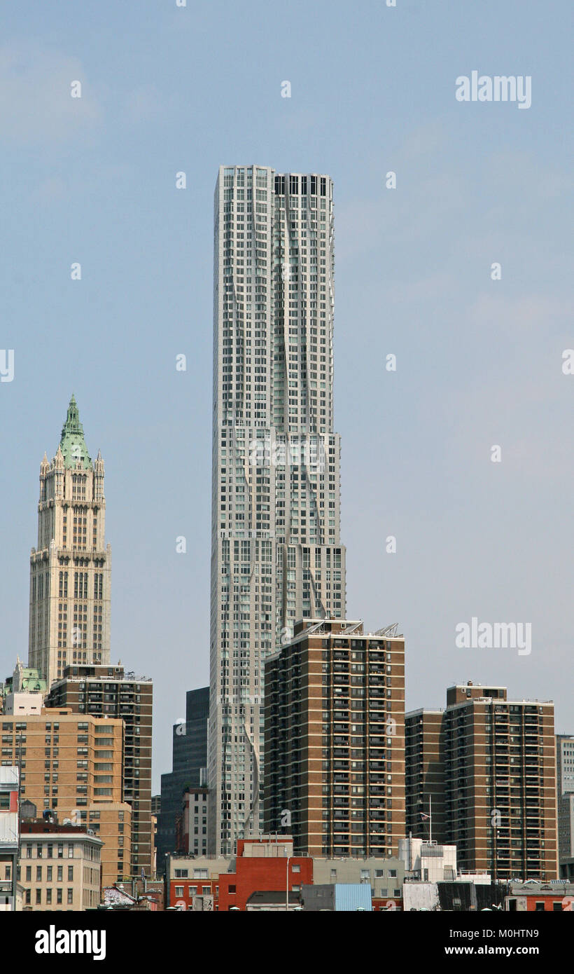 Blick auf 8 Fichte Straße gegen teilweise bewölkten Himmel, ursprünglich bekannt als Beekman Tower, Lower Manhattan, New York City, New York State, USA. Stockfoto