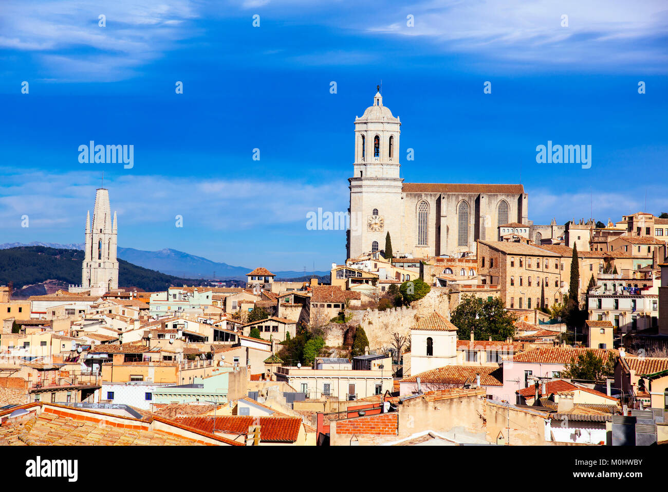 Ein luftbild der Altstadt von Girona, in Spanien, von oben Hervorhebung der Glockenturm der Kathedrale auf der rechten Seite gesehen, und der Glockenturm von t Stockfoto