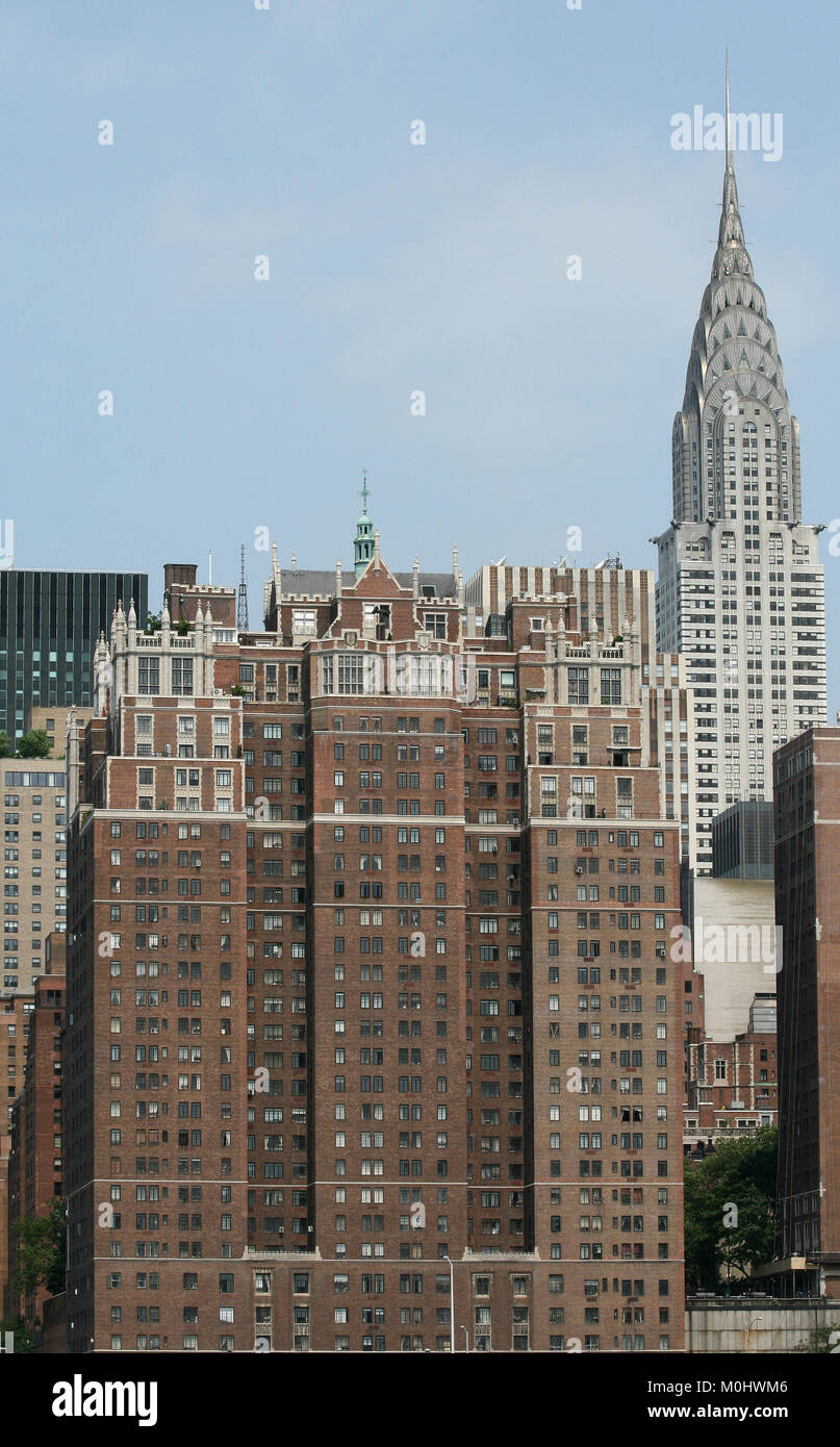 Chrysler Building und Tudor City Residence Apartment Komplex, südlichen Rand der Turtle Bay, von einer Fähre über den East River gesehen, East Side Manhattan, N Stockfoto