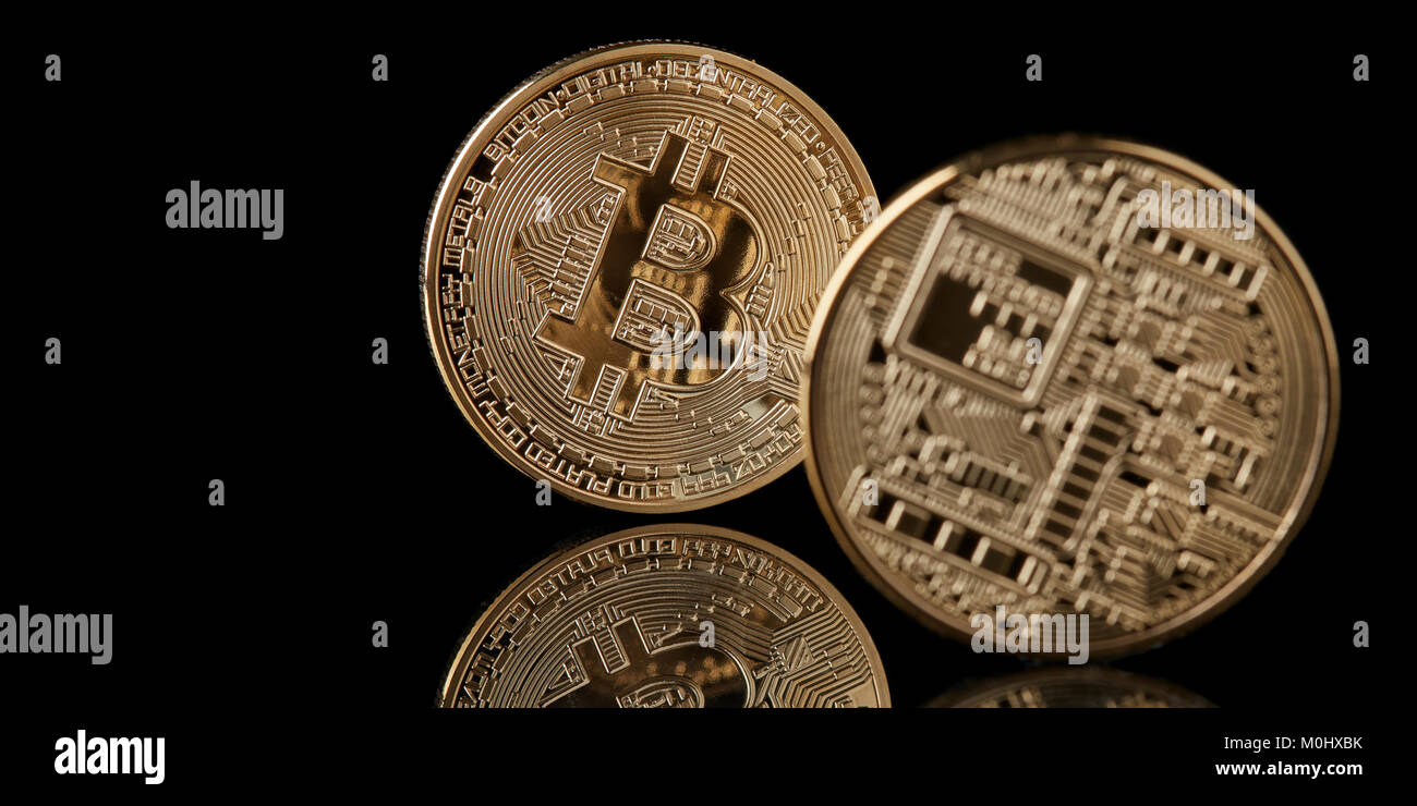 Bitcoin Goldmünze auf schwarzem Hintergrund Stockfoto