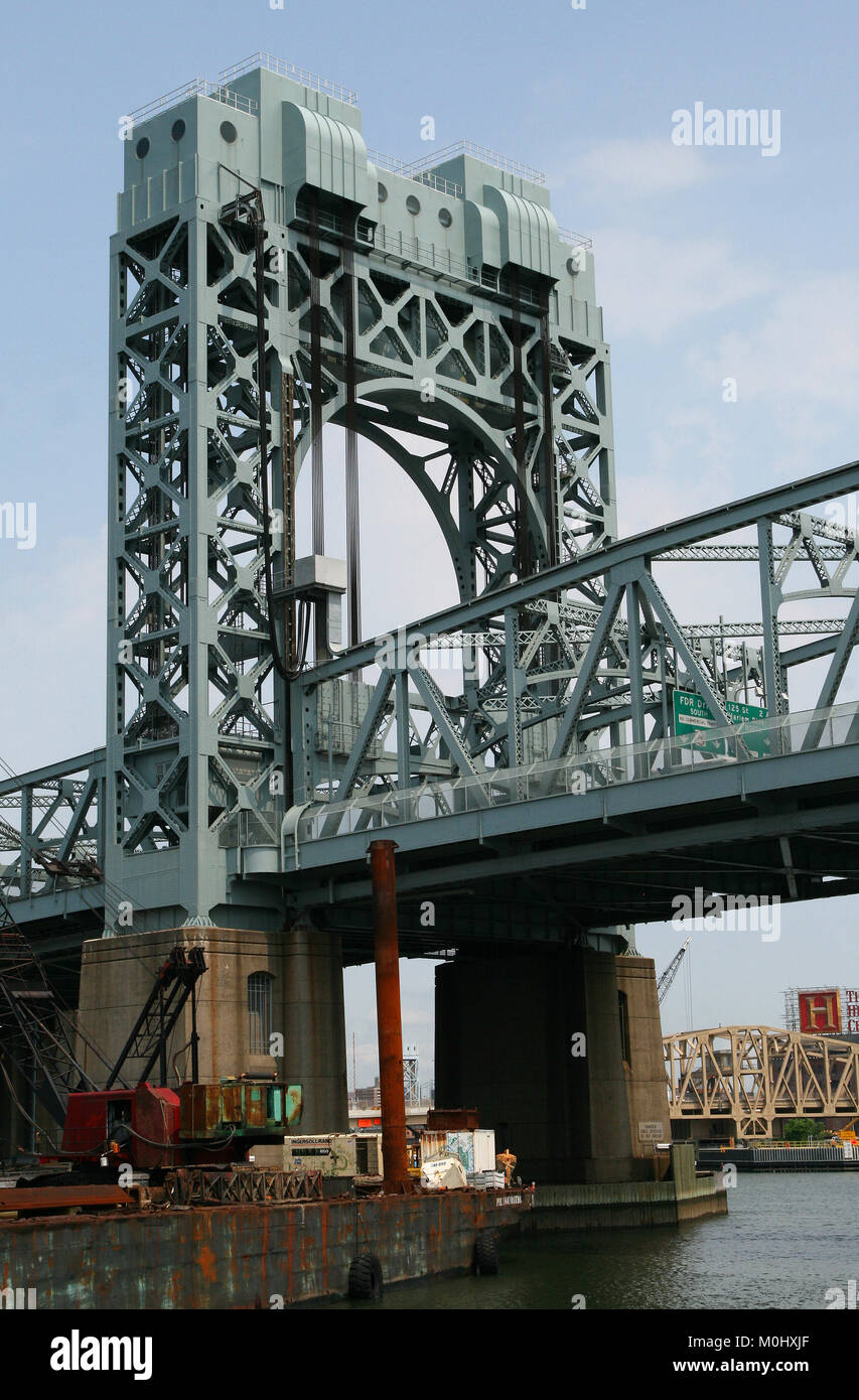 Baukran durch die Harlem River Hubbrücke, Harlem River, Upper Manhattan, New York City, New York State, USA. Stockfoto