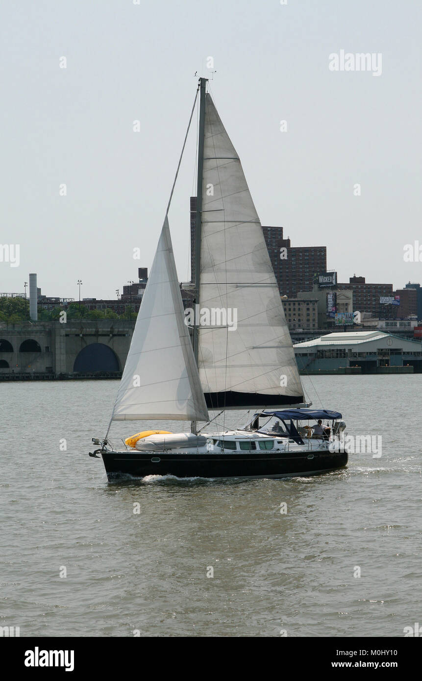 Kleine Yacht in der Nähe der Riverbank State Park (an der Oberseite des North River Kläranlage gebaut), den Hudson River Upper Manhattan, New York City, N Stockfoto