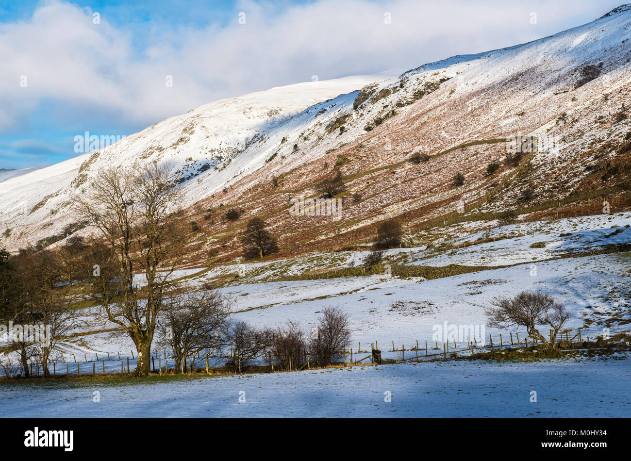 Helvellyn unteren Hänge in der Nähe von Thirlspot Lake District im Winter Stockfoto