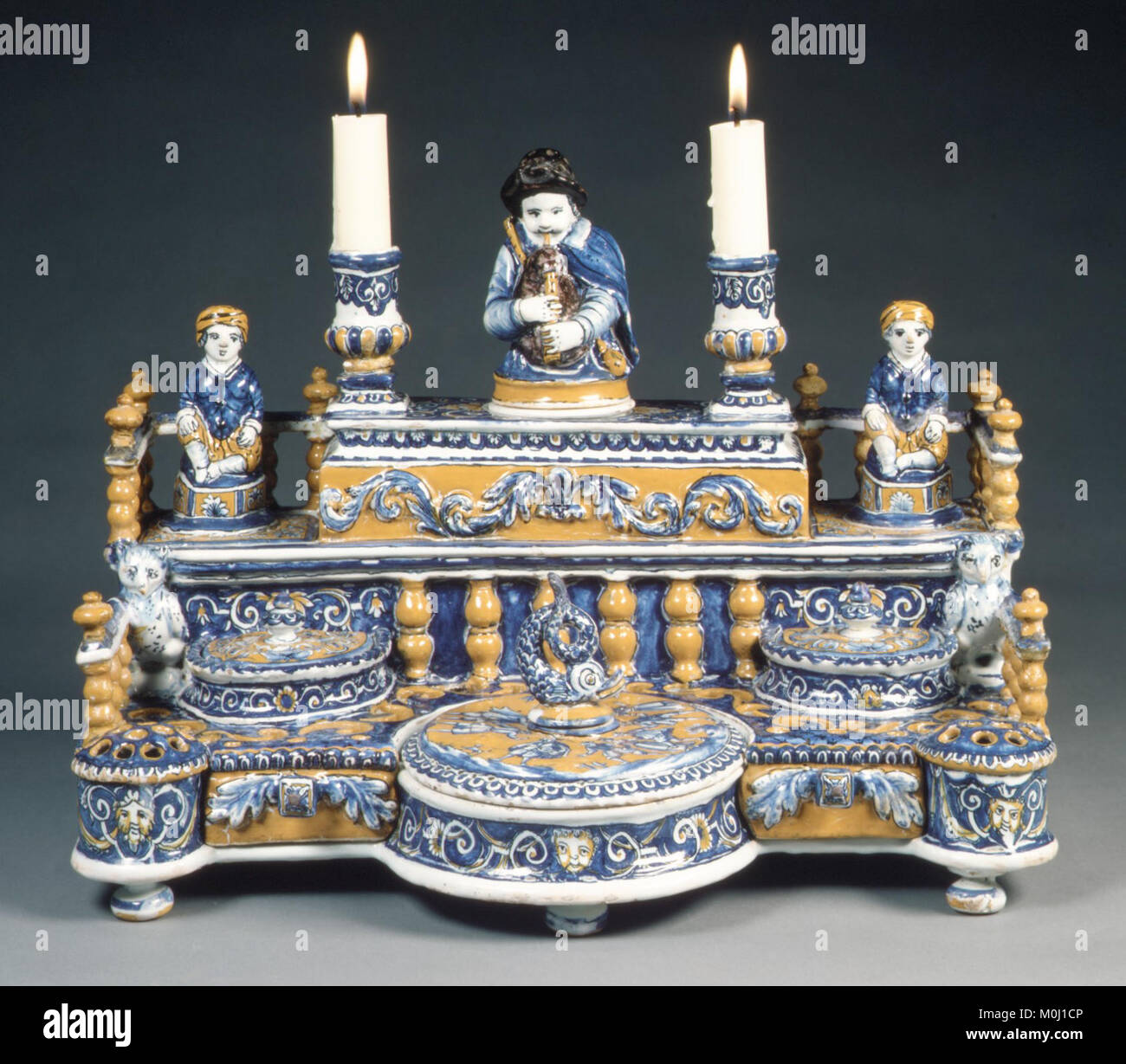 Ein Tintenständer aus dem 18. Bis 19. Jahrhundert (Critoire) aus dem Metropolitan Museum of Art, katalogisiert als ES4243. Das Stück zeigt feine Metallarbeiten und Design, typisch für Schreibgeräte, die für Korrespondenz verwendet werden. Stockfoto