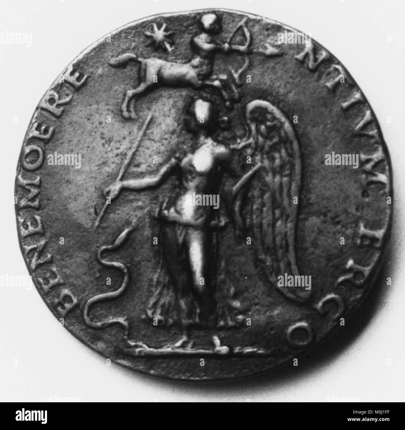 Diese Bronzemedaille von Gian Cristoforo Romano aus dem Jahr 1498 zeigt Isabella d’Este (1474–1539), eine führende italienische Renaissance-Mäzentin, im Profil mit Lorbeerkranz und fließenden Haaren und wird vom Metropolitan Museum of Art gehalten Stockfoto