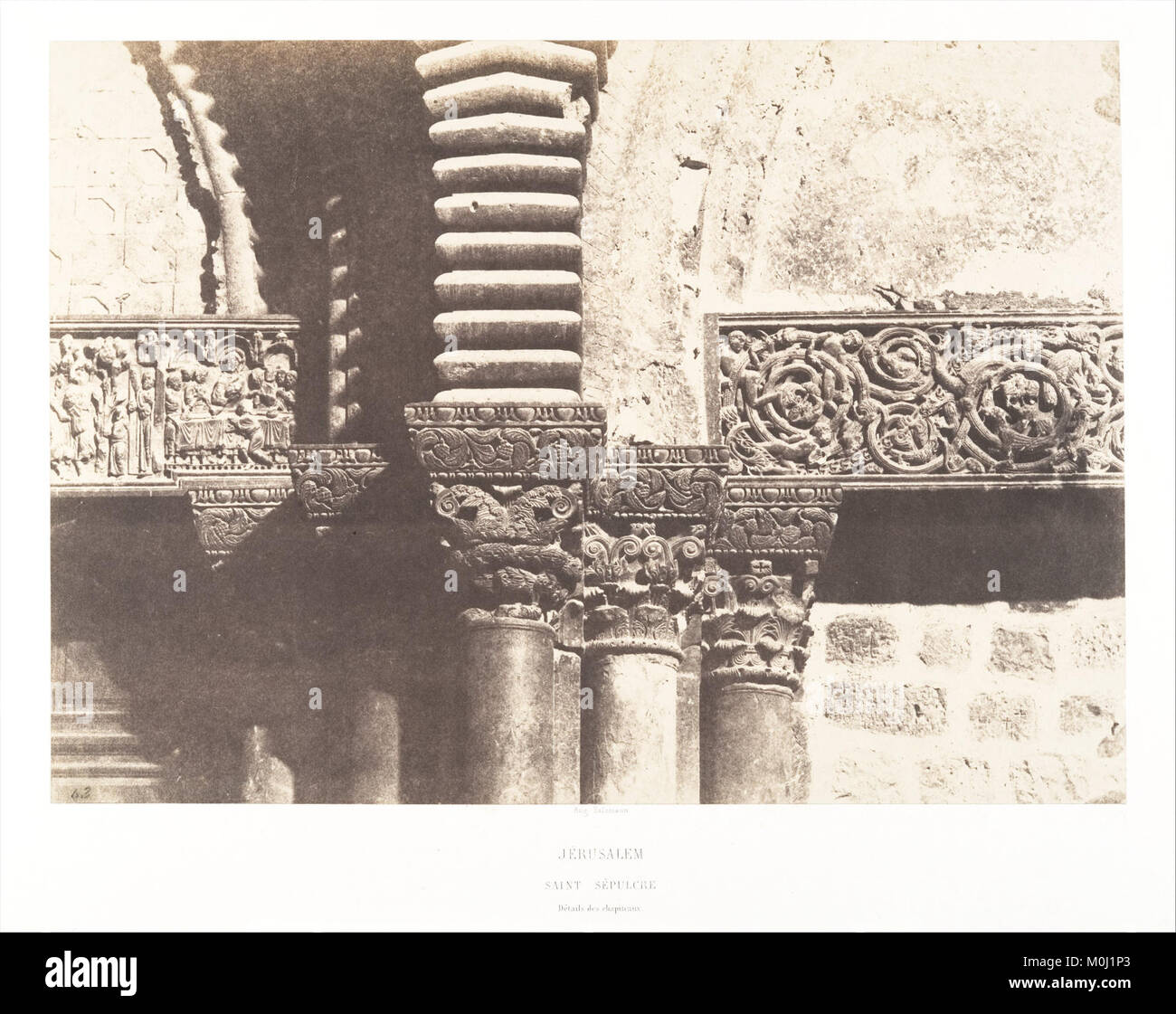 Eine detaillierte Fotografie der Kapitelle in der Grabeskirche in Jerusalem, die komplizierte Steinschnitzereien und architektonische Ornamente christlicher sakraler Kunst zeigt. Stockfoto