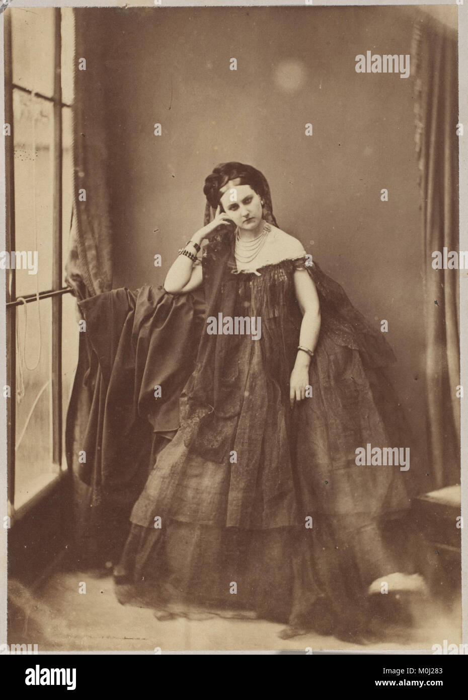 Eine Skulptur mit dem Titel „L’accoudée“, die eine liegende weibliche Figur darstellt und Naturalismus und Ausdrucksform hervorhebt, die typisch für die europäische Skulptur des 19. Jahrhunderts ist. Stockfoto