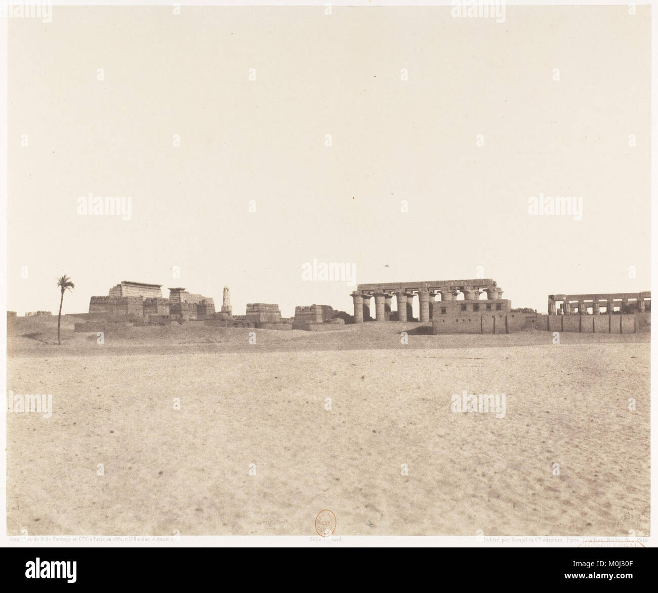Ein allgemeiner Blick auf die Ruinen in Luxor, das antike Theben, Ägypten, mit monumentalen Tempelresten und archäologischen Merkmalen, die in einem historischen Foto erfasst wurden. Stockfoto