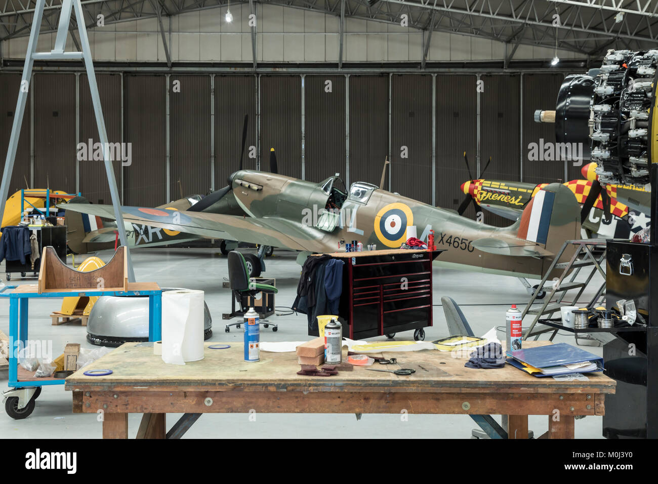 Einer der Duxford Hangars mit klassischen Warbirds auf Wartung, Reparatur und Überholung, 23. September 2017 in Duxford Cambridgeshire, Großbritannien Stockfoto