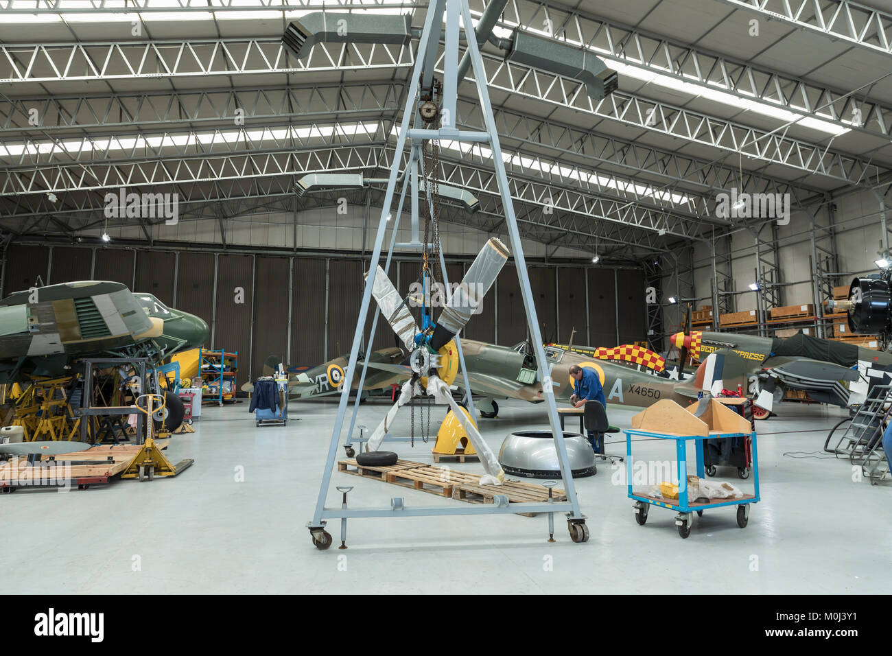 Einer der Duxford Hangars mit klassischen Warbirds auf Wartung, Reparatur und Überholung, 23. September 2017 in Duxford Cambridgeshire, Großbritannien Stockfoto