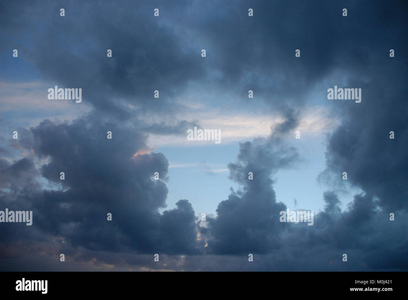 - Wolkengebilde Wolkenstimmung Stockfoto