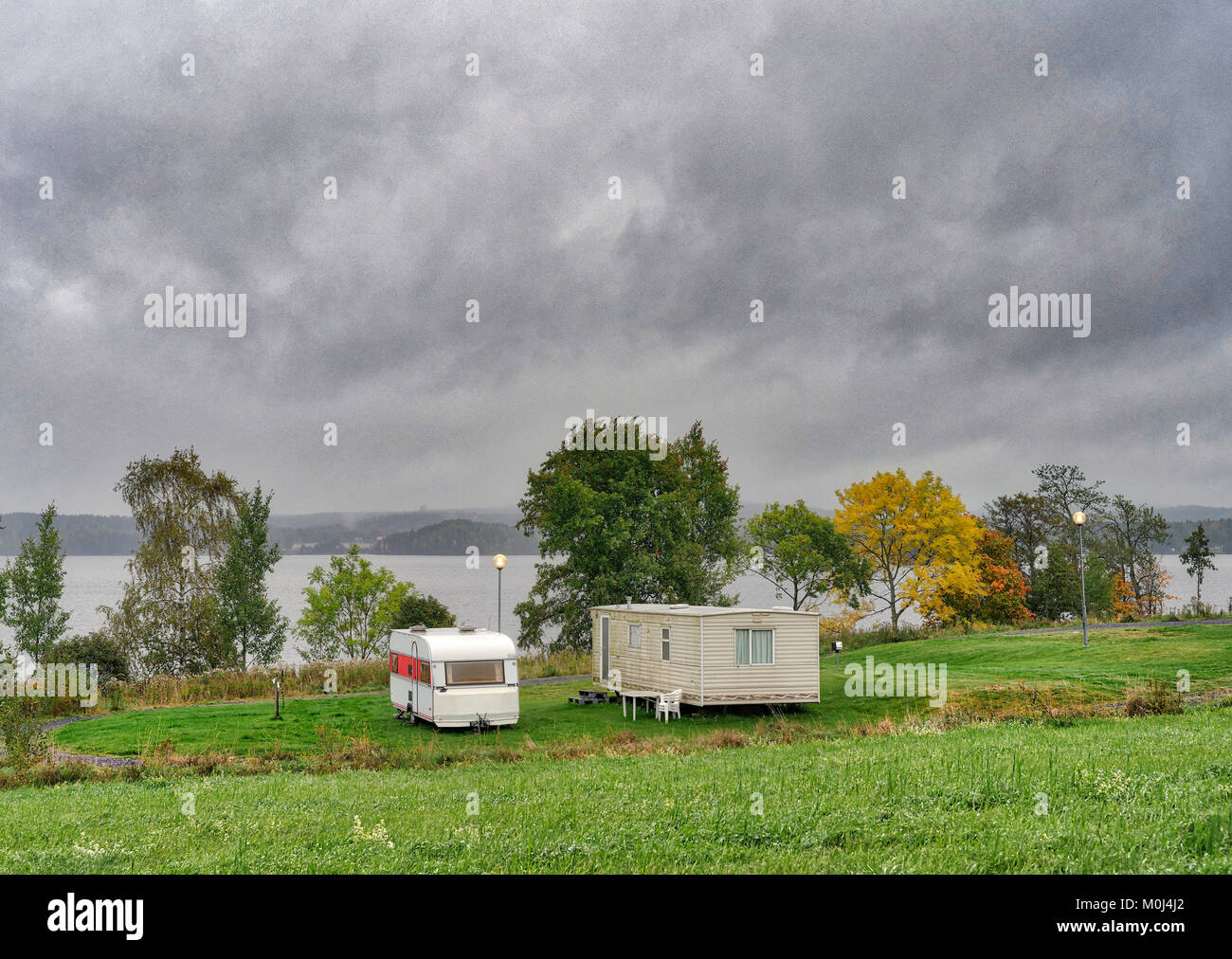 Außerhalb der Saison in einem Campingplatz mit zwei Wohnwagen Stockfoto