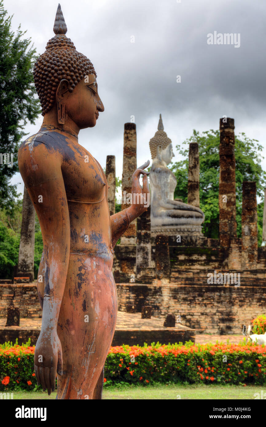 Asien, Thailand, Sukhothai Historical Park, Wat Sa Si Tempel, Buddha Statue Stockfoto