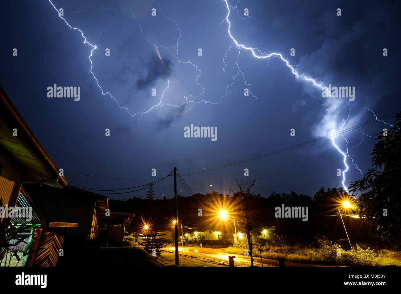 Blitzschlag während Gewitter in Sorowako, South Sulawesi, Indonesien. Stockfoto