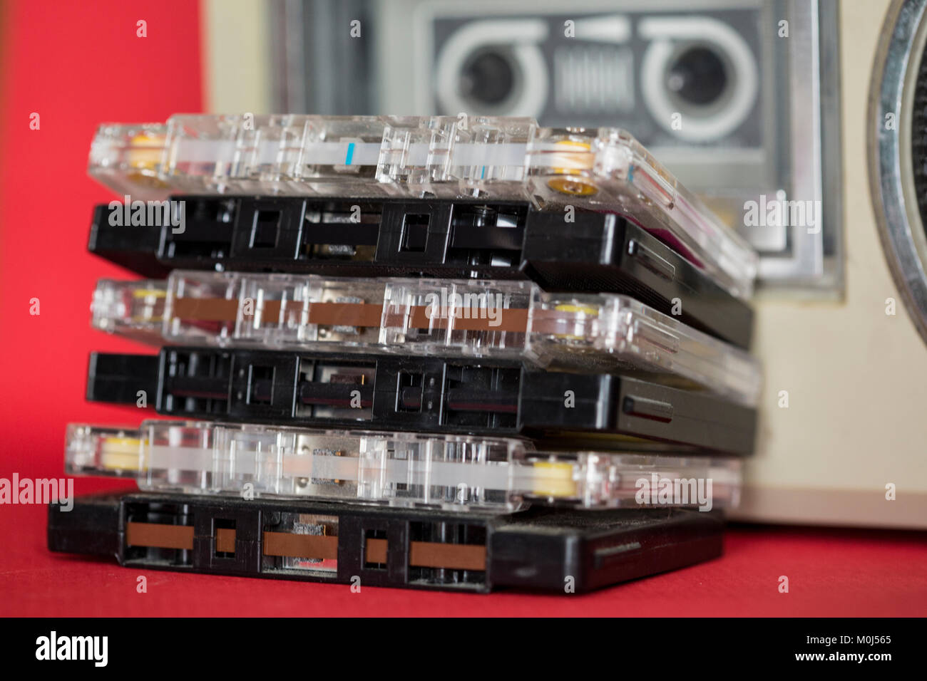 Stapel alte Kassetten vor einem Kassettenrekorder. Stockfoto