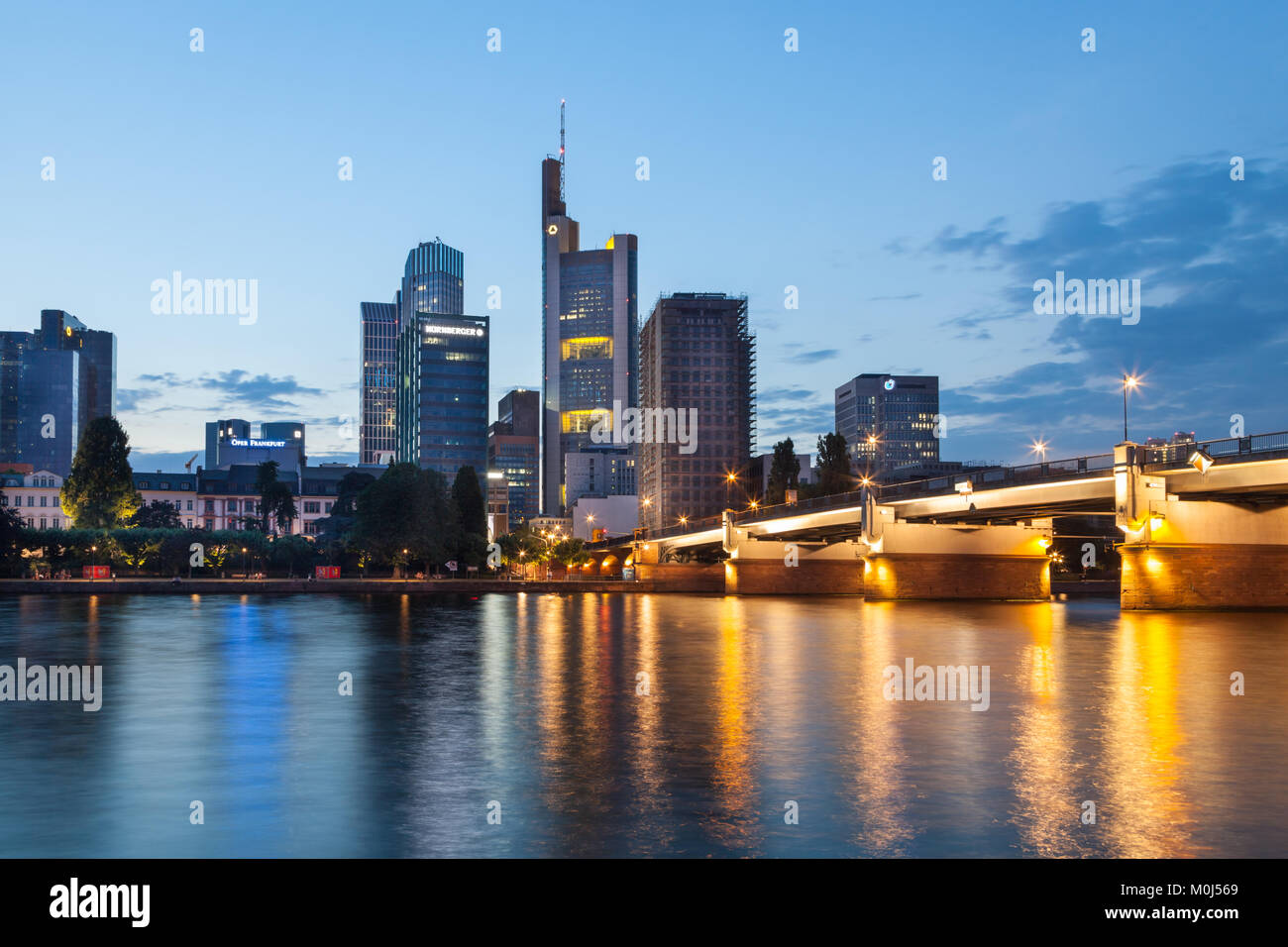 Frankfurter Skyline und den Main bei Dämmerung, Panorama lange Belichtung, Frankfurt am Main, Hessen, Deutschland Stockfoto