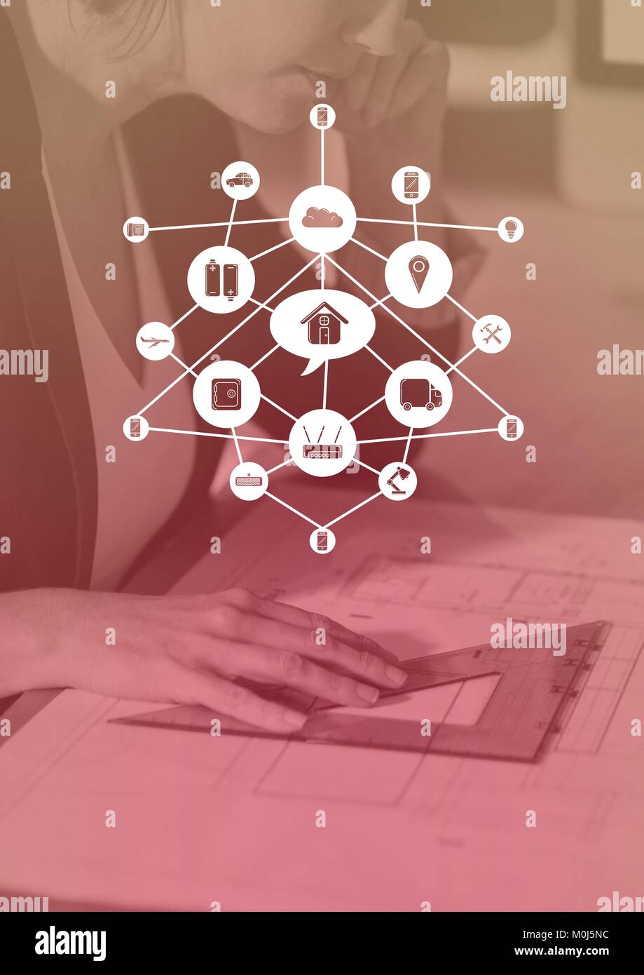 Business woman Prüfung ein Plan mit Grafik Overlays Stockfoto