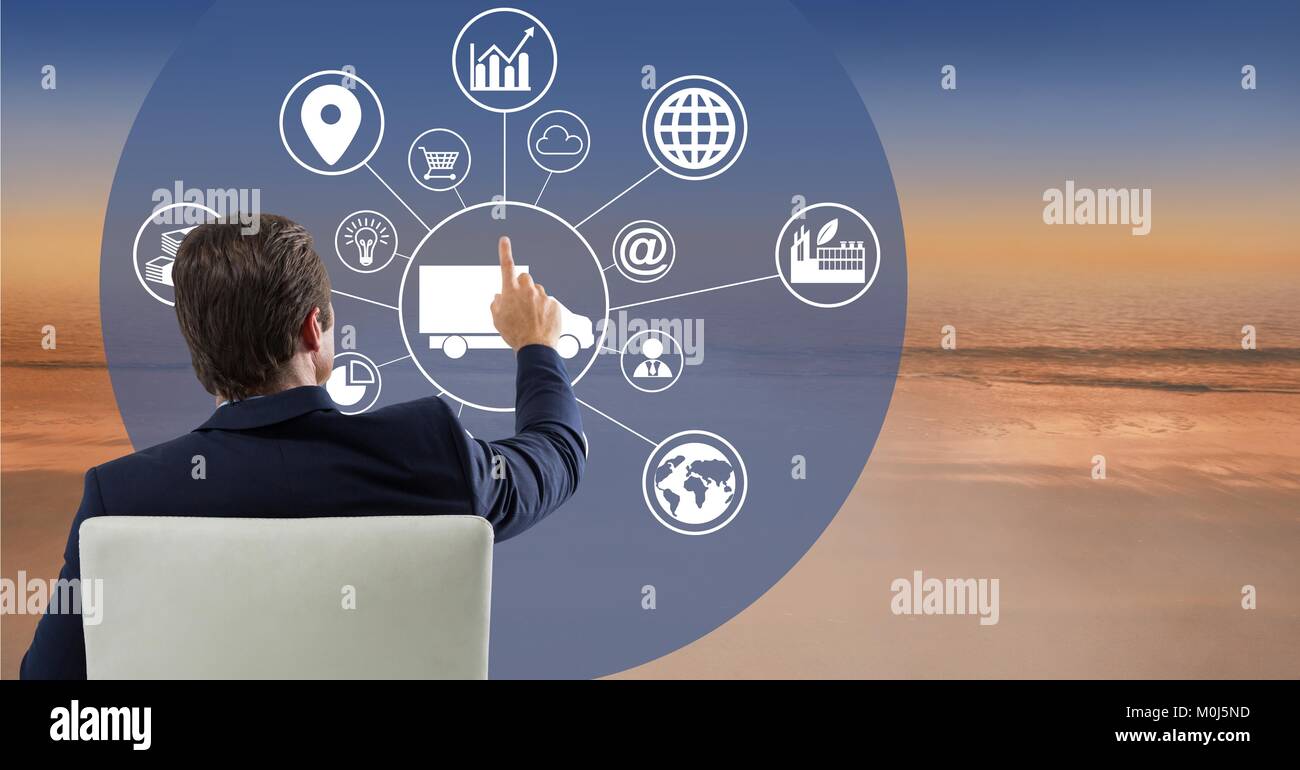 Mann berührt Schnittstelle mit dem Meer im Hintergrund Stockfoto