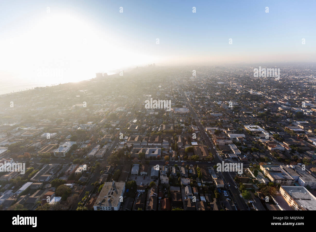 Luftaufnahme von Nachmittag Ozean Nebel in Long Beach und Los Angeles in Südkalifornien rollen. Stockfoto
