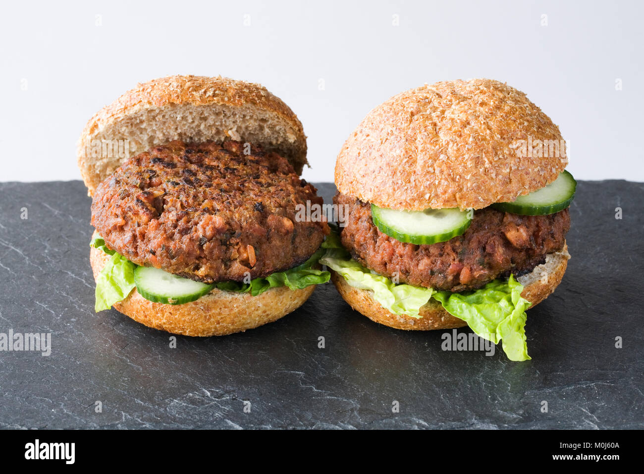 Rote-bete-Burger in einem Vollkornbrot. Stockfoto