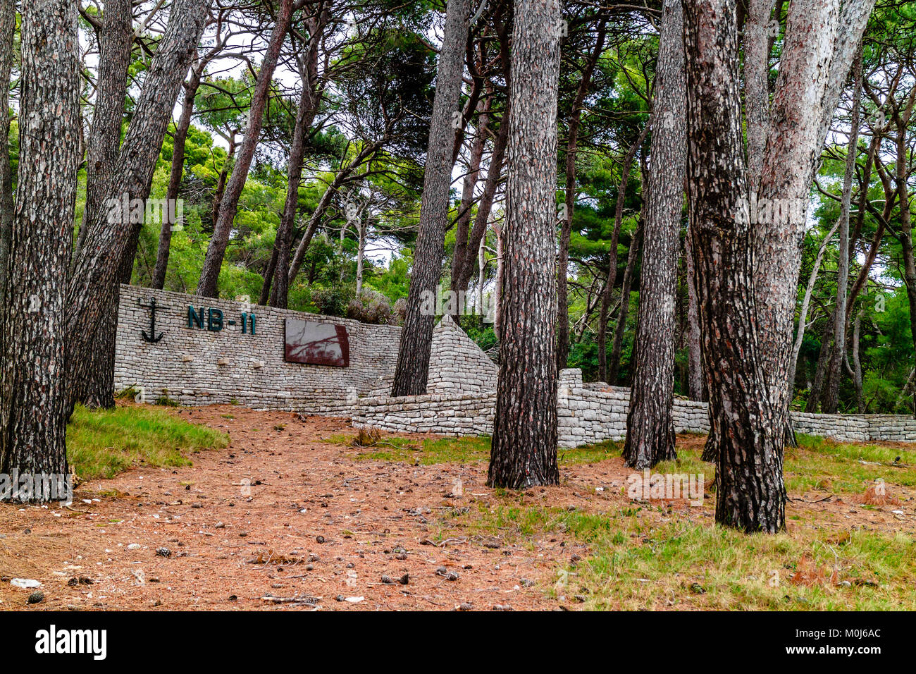 Denkmal für NB-11 Red Star, eine Armee Schiff des NOVJ durch ein Meer Mine im April 1945 aus der kroatischen Küste versenkt. Insel Losinj, Kroatien. Mai 2017. Stockfoto