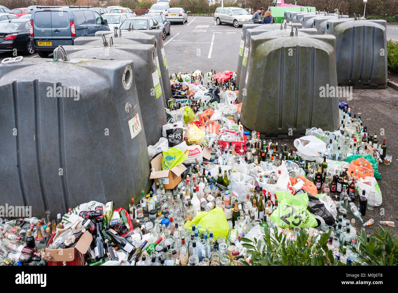 Vollständige und ausufernden Glas recycling Bins in Parkplatz nach Weihnachten und Neues Jahr Stockfoto