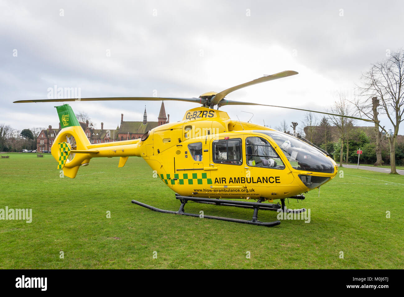 Der Hubschrauber der Flugambulanz von Hampshire und Isle of Wight, Eurocopter EC135, an der Reading School, um einen Patienten in das Royal Berkshire Hospital zu verlegen Stockfoto