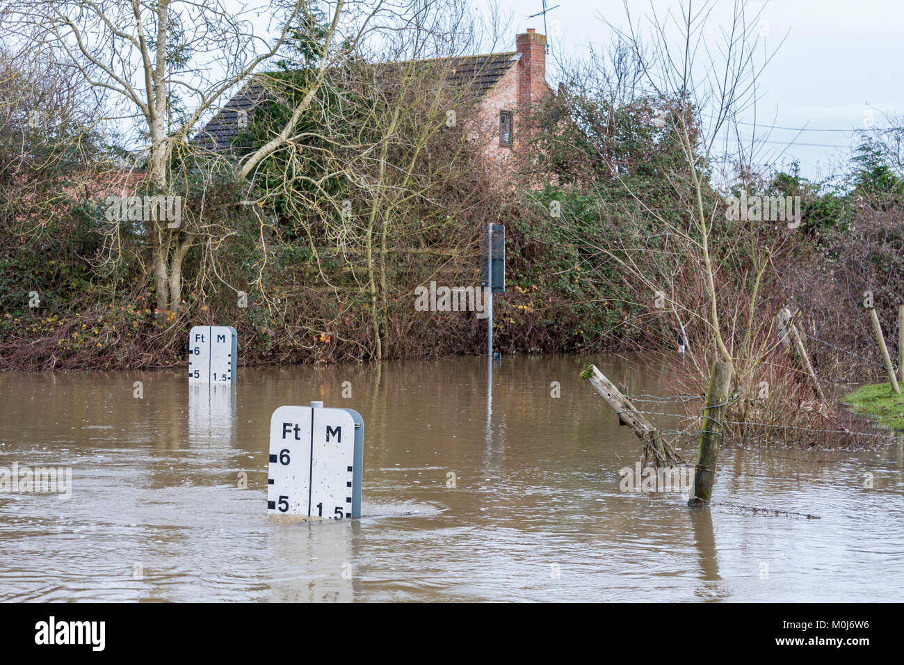 Überflutete Furt auf unwegsamen Straßen macht das Fahren gefährlich in der Nähe von Twyford, Berkshire, England, GB, UK Stockfoto