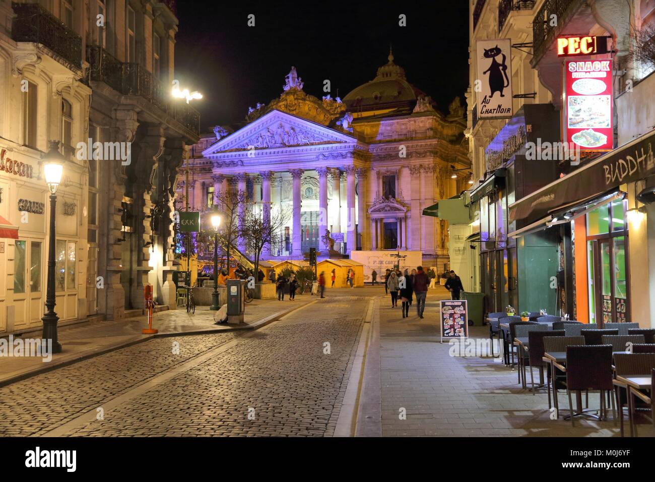 Brüssel, Belgien - 19 November, 2016: die Menschen besuchen Sie Brüssel bei Nacht. Brüssel ist die Hauptstadt von Belgien. 1,8 Millionen Menschen leben in der U-Bahn ein Stockfoto