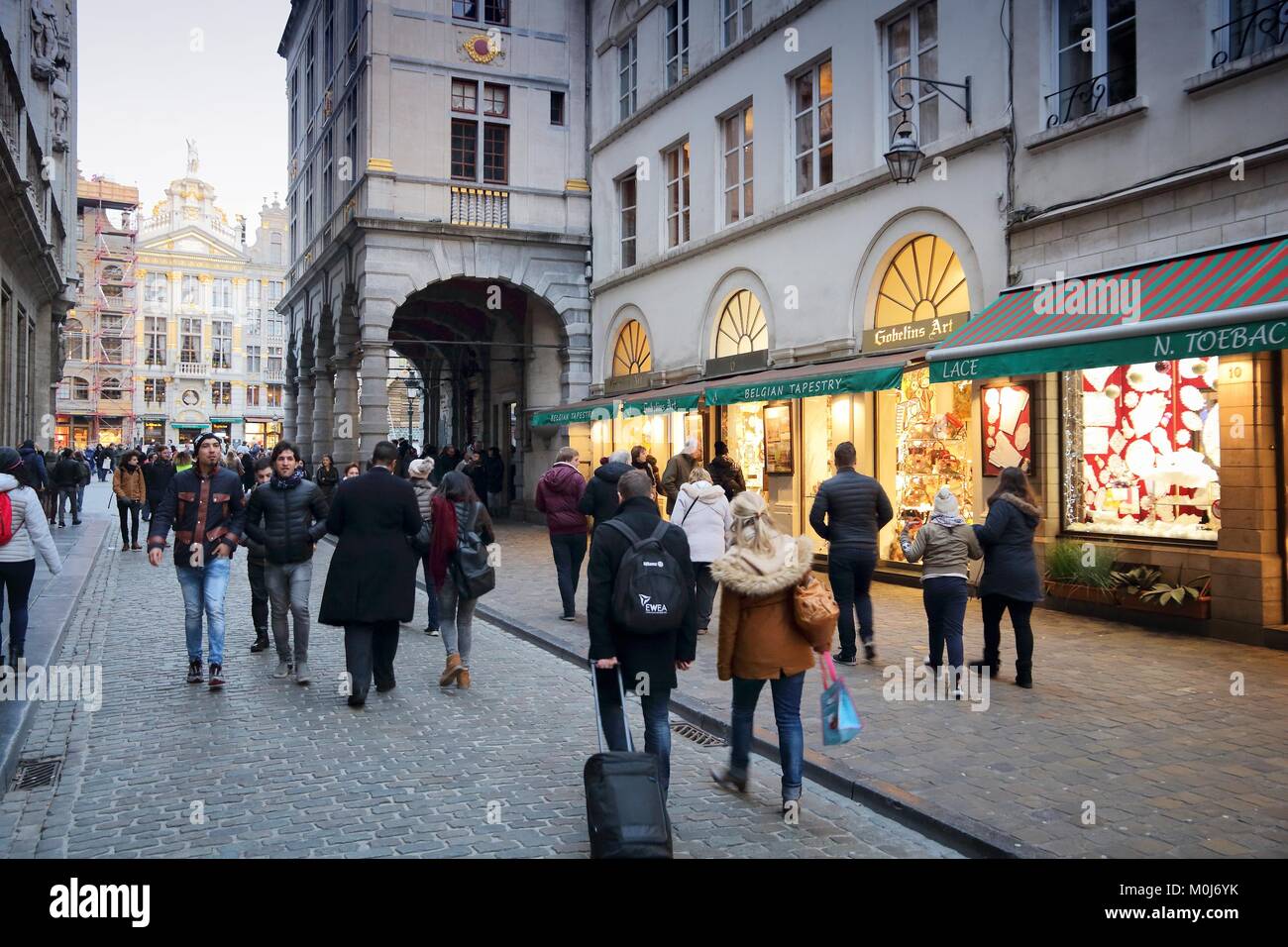 Brüssel, Belgien - 19 November, 2016: die Menschen besuchen Sie Brüssel Altstadt. Brüssel ist die Hauptstadt von Belgien. 1,8 Millionen Menschen leben in seinem mir Stockfoto