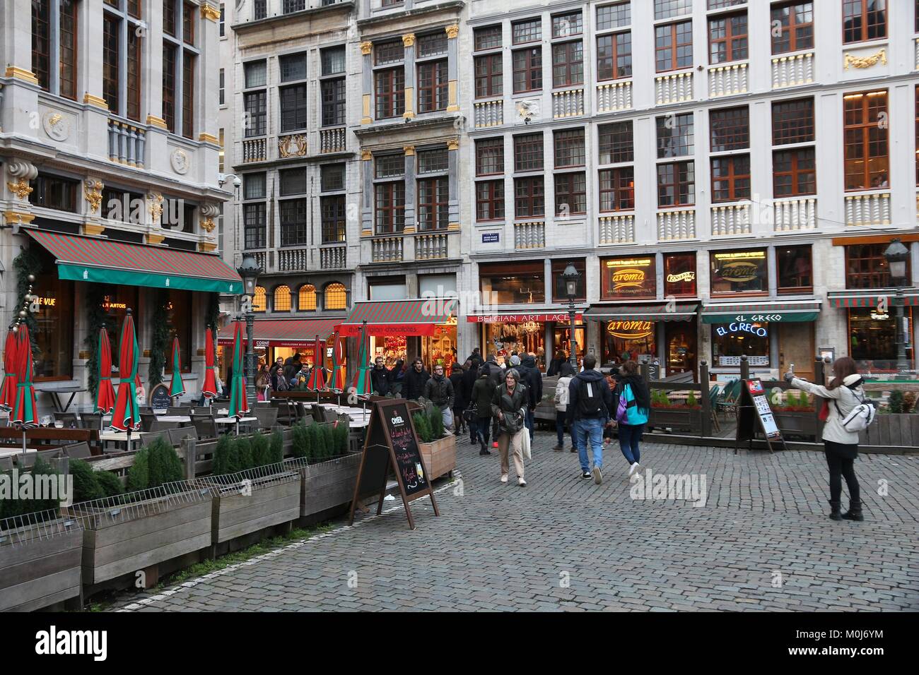 Brüssel, Belgien - 19 November, 2016: die Menschen besuchen Sie Brüssel Grand Place (Grote Markt) entfernt. Brüssel ist die Hauptstadt von Belgien. 1,8 Mio. pe Stockfoto