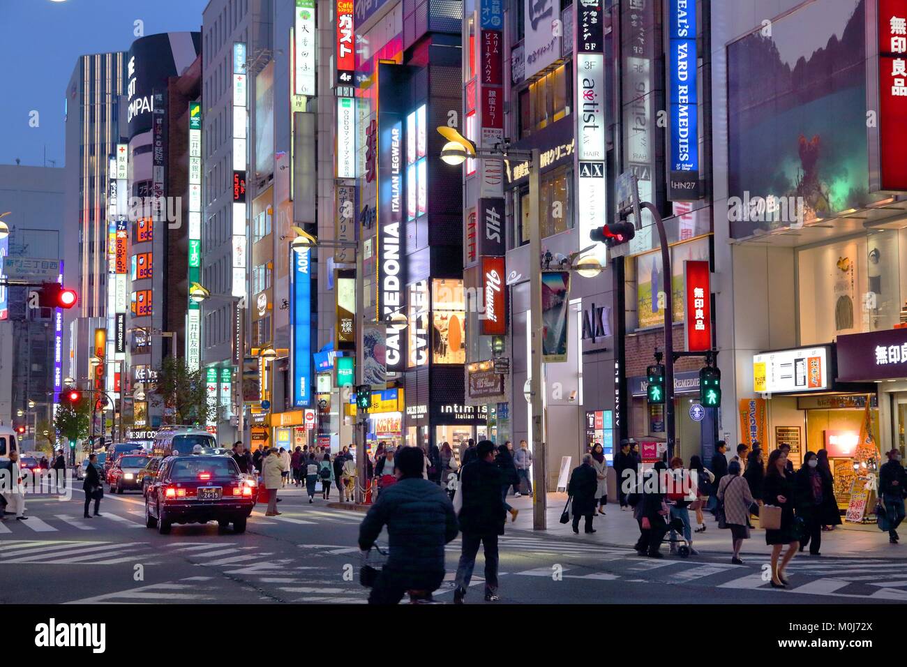TOKYO, Japan - 30. NOVEMBER 2016: Nacht Leben der Shinjuku Station in Tokyo, Japan. Tokyo ist die Hauptstadt von Japan. 37,8 Millionen Menschen leben in seiner Met Stockfoto