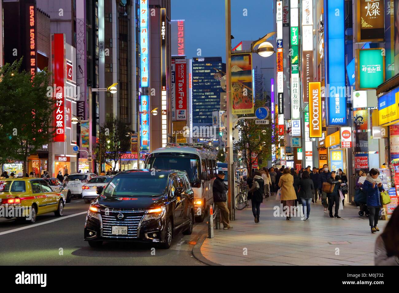 TOKYO, Japan - 30. NOVEMBER 2016: Nacht Leben der Shinjuku Station in Tokyo, Japan. Tokyo ist die Hauptstadt von Japan. 37,8 Millionen Menschen leben in seiner Met Stockfoto