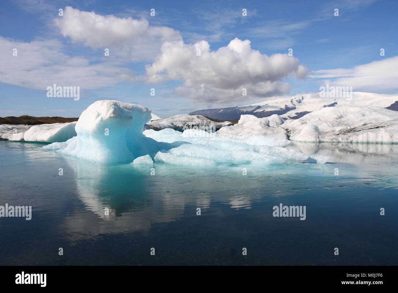 Eisberg am Jökulsárlón Lagune in Island. Berühmten See. Reiseziel für Touristen neben Vatnajökull-Gletscher. Stockfoto