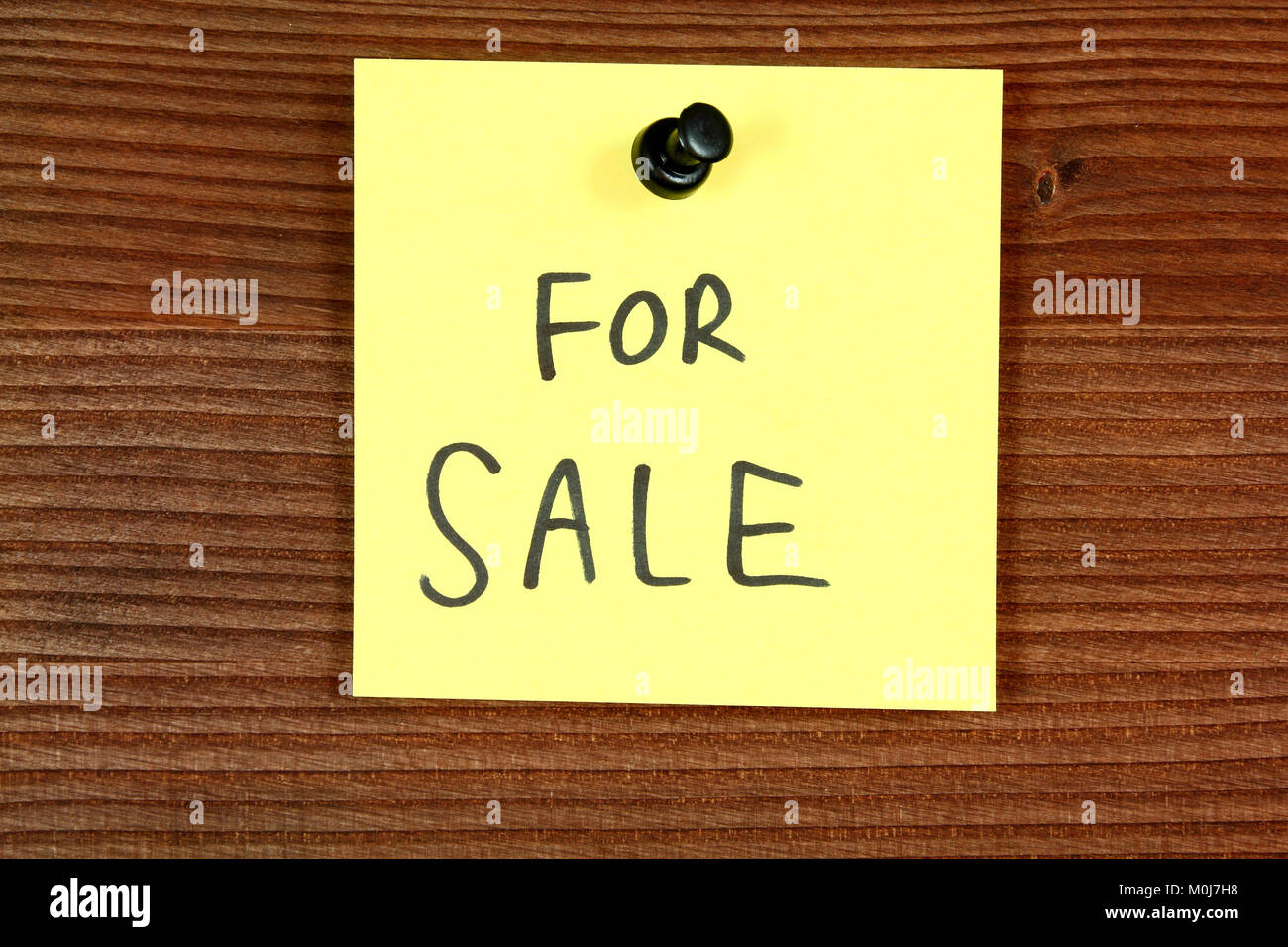 Haftnotiz mit einer Nachricht - zum Verkauf. Kleinanzeige Bulletin Board. Stockfoto