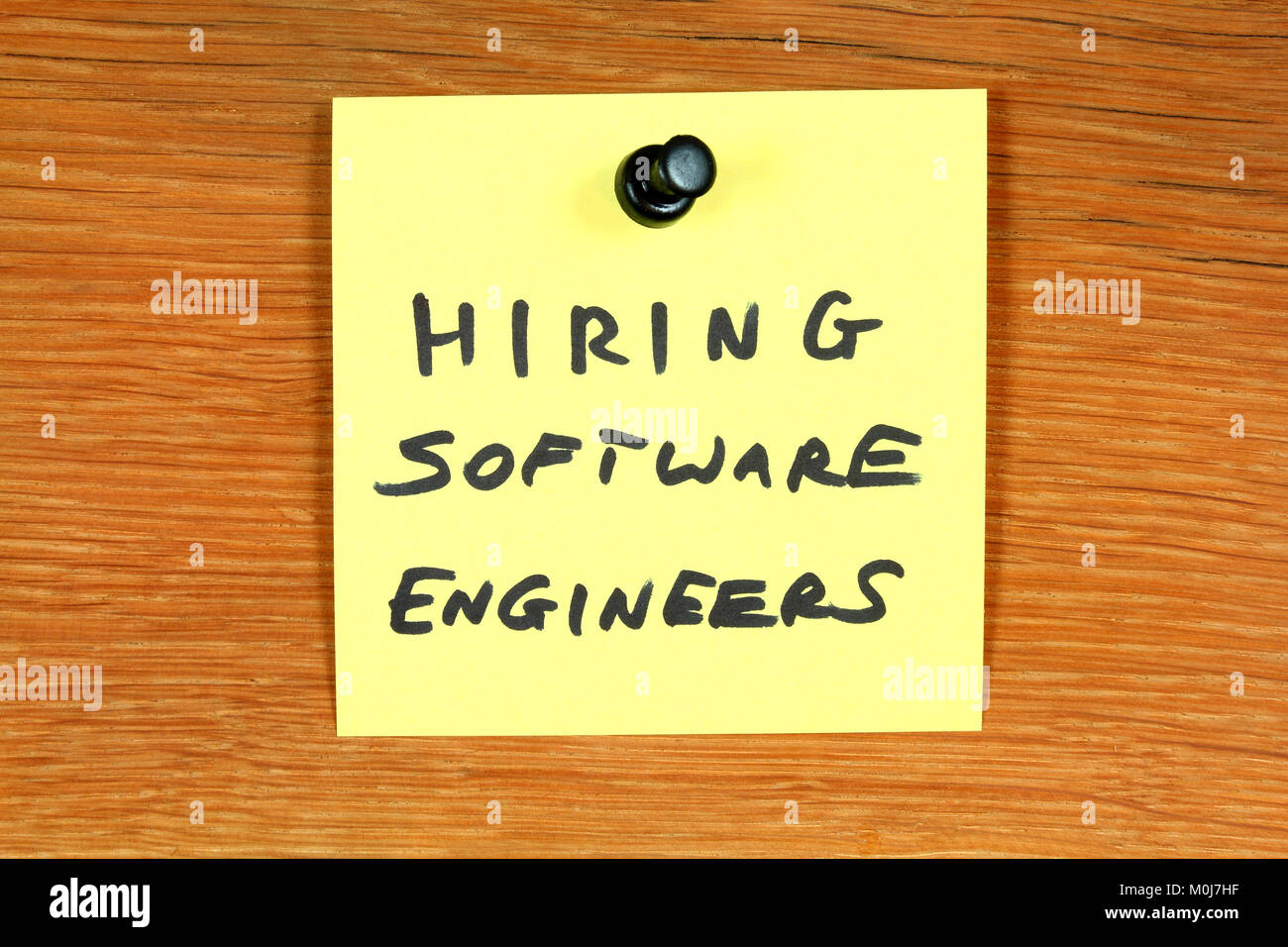 Haftnotiz mit beschäftigungsmöglichkeit Nachricht - Einstellung Software Ingenieure. Bulletin Board mit computer Jobs. Stockfoto